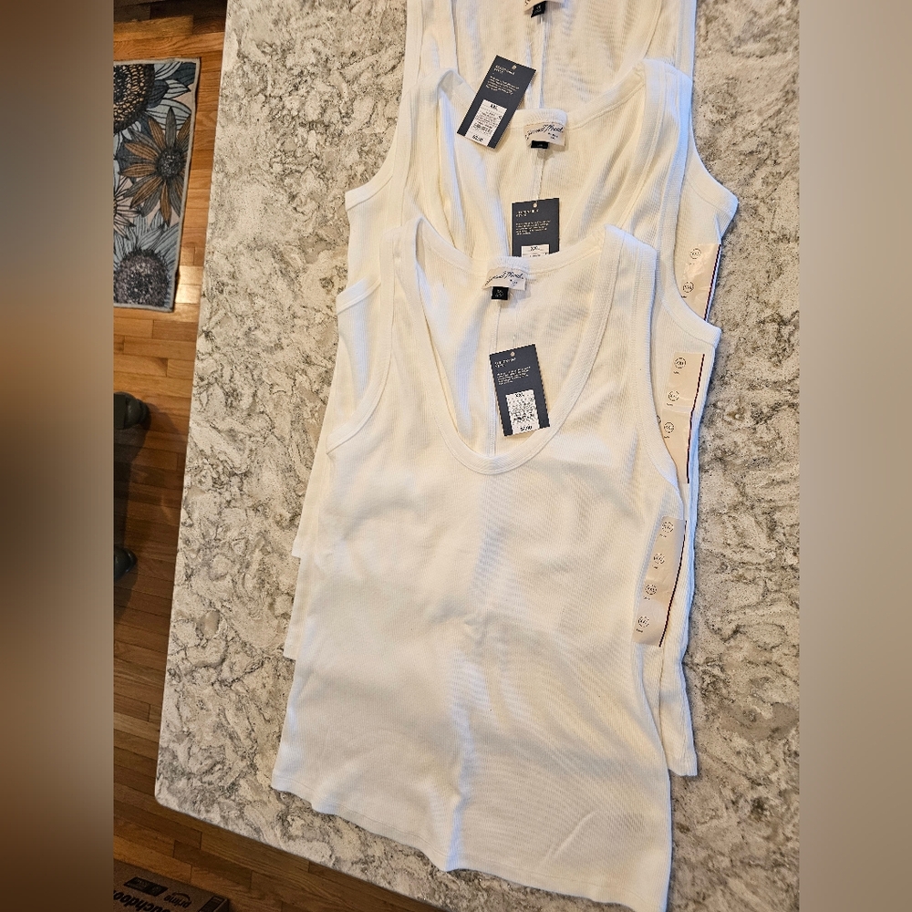 Universal Threads XXL White Tank Tops